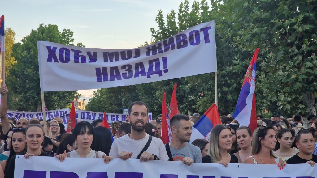 Građani Vranja krenuli u šetnju protiv blokada, traže mir, stabilnost i sigurnost