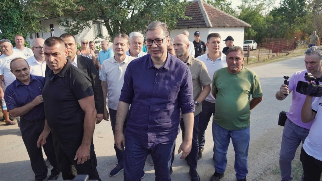 Predsednik Vučić obišao opštinu Žitorađa i meštanima obećao pomoć oko škole, telefona i puteva
