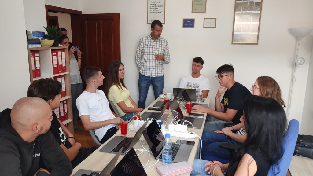 Počela obuka za mlade u okviru projekta ,,Kodiraj svoju budućnost“