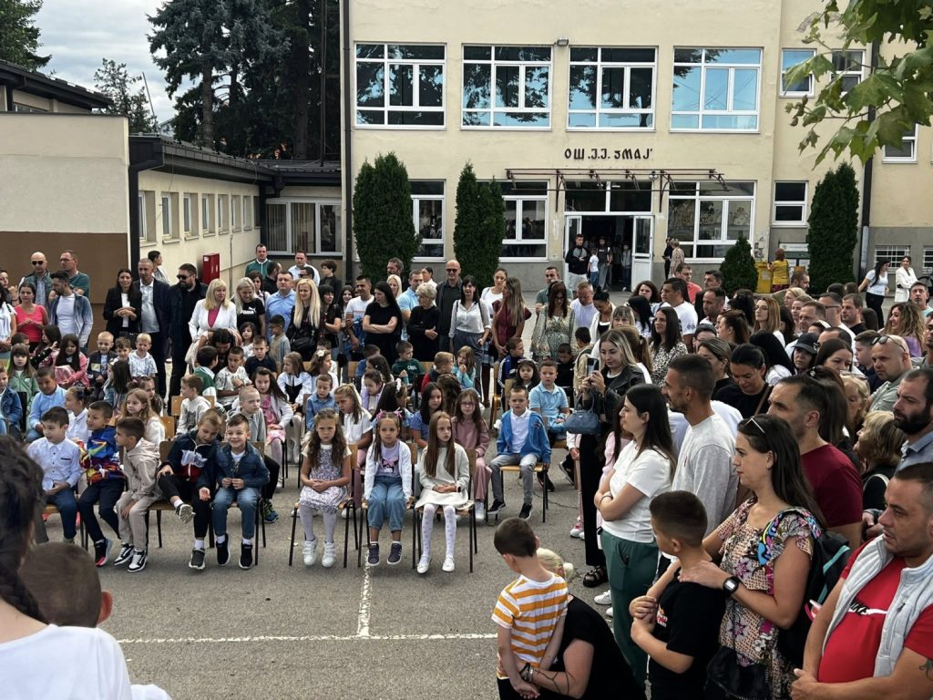 Prvi dan u Osnovnoj školi ,,Jovan Jovanović Zmaj“ doneo osmehe i još jedno odeljenje za prvake