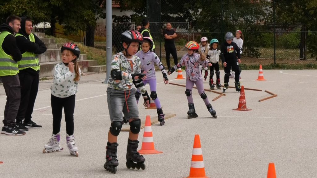 Igra, smeh i praktične vežbe – mališani učili o pravilima saobraćaja