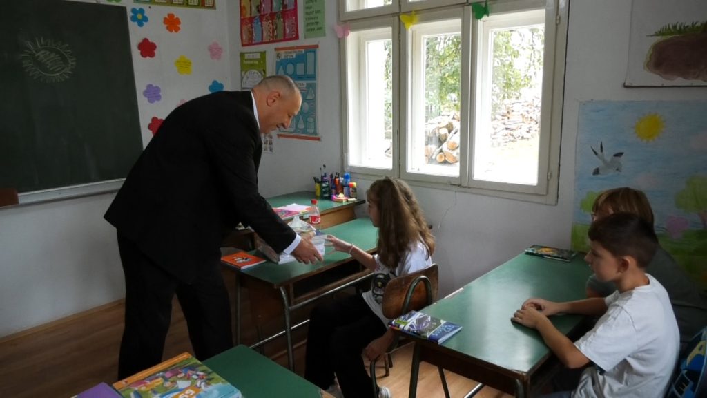 Predsednik GO Vranjska Banja Dragan Sentić obišao učenike u selu Kumarevo