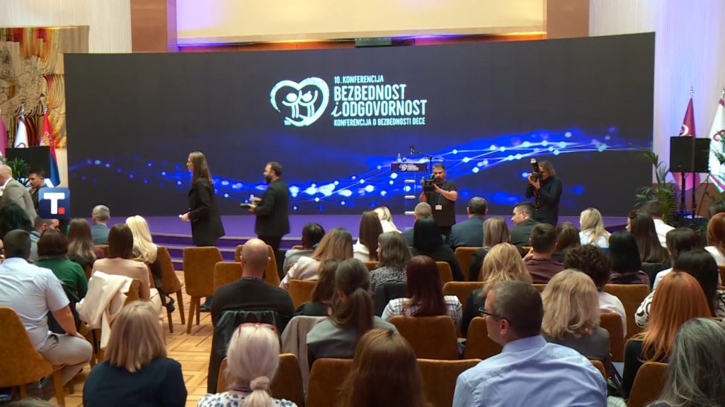 Vučić na konferenciji: Online nasilje najveća opasnost za decu u današnje vreme