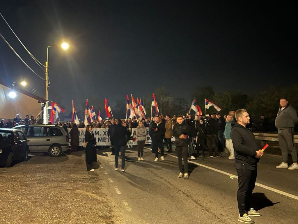 Srbi sa Kosova i Metohije, koji pešače ka Novom Sadu stigli u Jarčujak