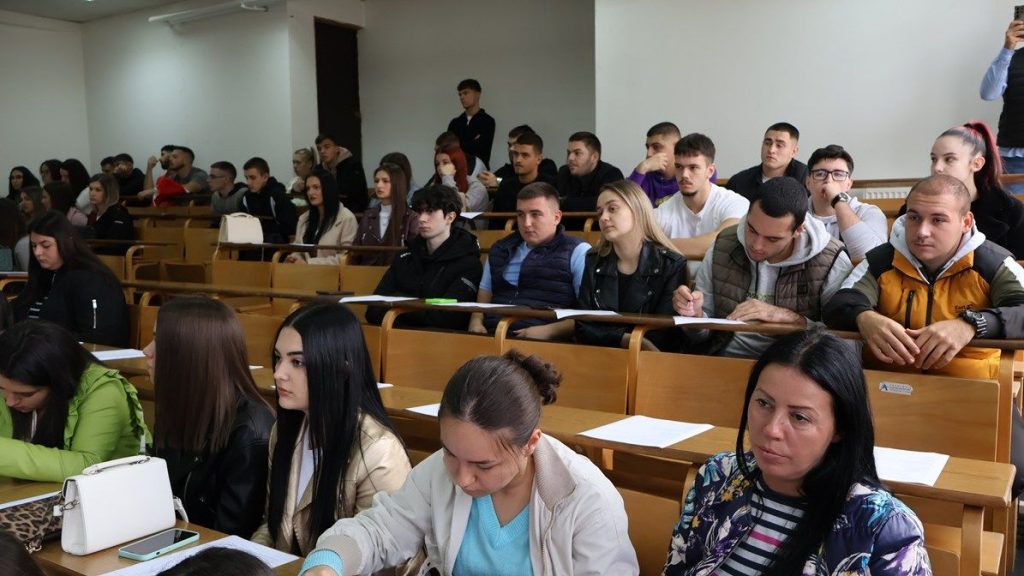 Na Akademiji tehničko – vaspitačkih strukovnih studija Odseka u Vranju uručeni su indeksi brucošima