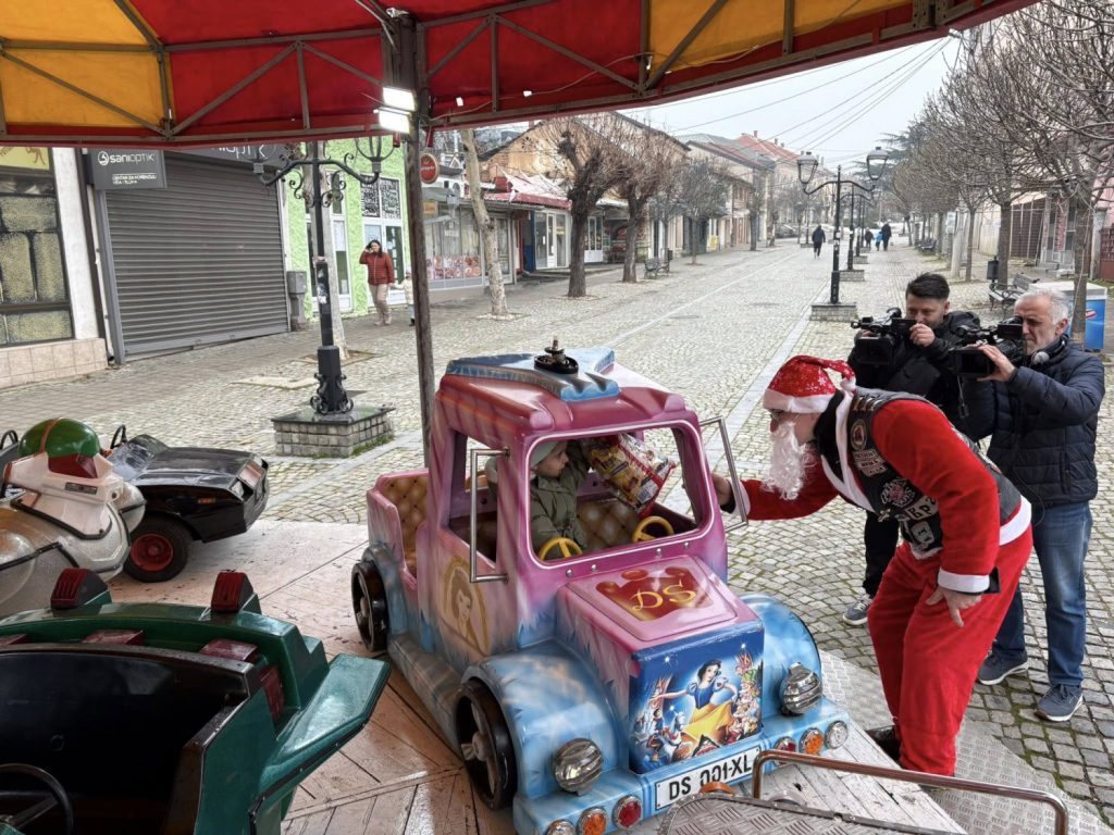 Bajkeri podelili paketiće i slatkiše deci u centru Vranja