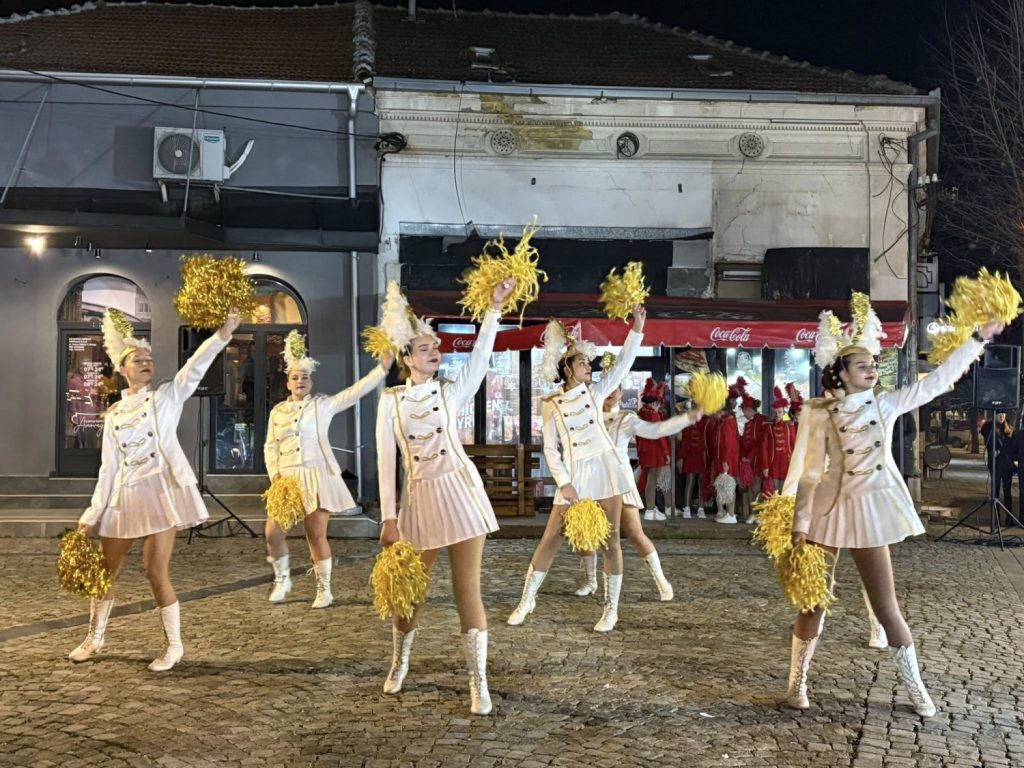 Mažoretkinje plesom otvorile manifestaciju ,,Staza vranjskog Deda Mraza“