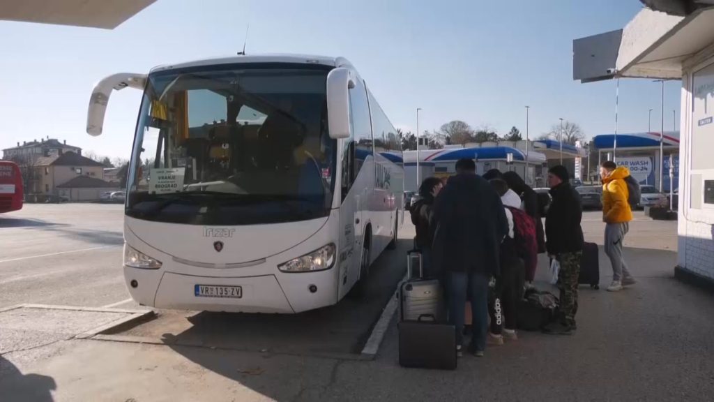 Autobuska stanica u Vranju puna putnika koji praznike dočekuju van našeg grada