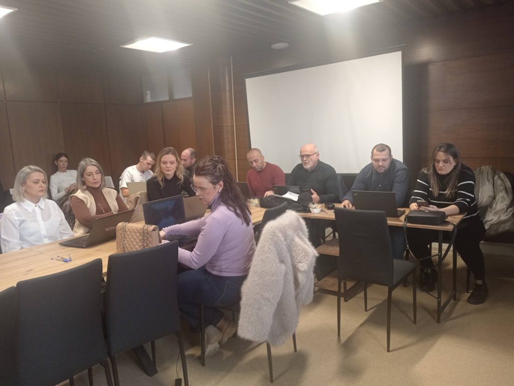 U Regionalnom inovacionom startap centru u Vranju održana radionica o brzom razvoju poslovnih ideja uz podršku veštačke inteligencije