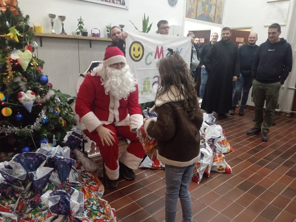 Humanitarna studentska fondacija „Osmeh na dar“ podelila paketiće u ŠOSO „Vule Antić“