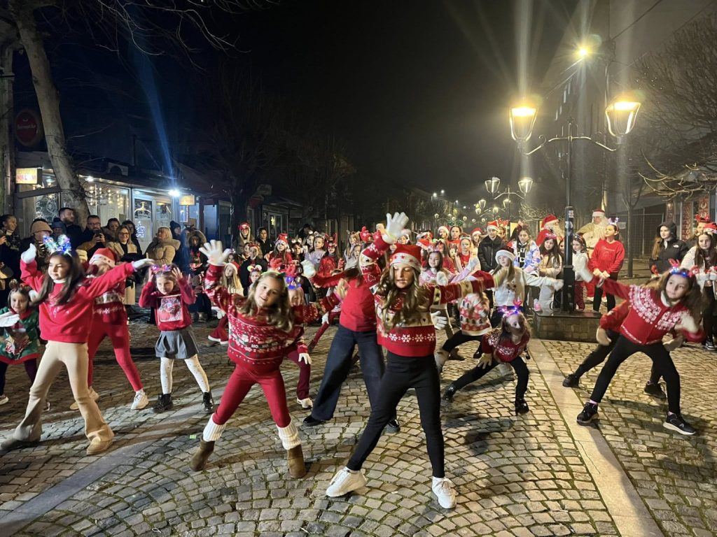 Najmlađi sugrađani uživali u bogatom programu na manifestaciji „Staza vranjskog Deda Mraza“