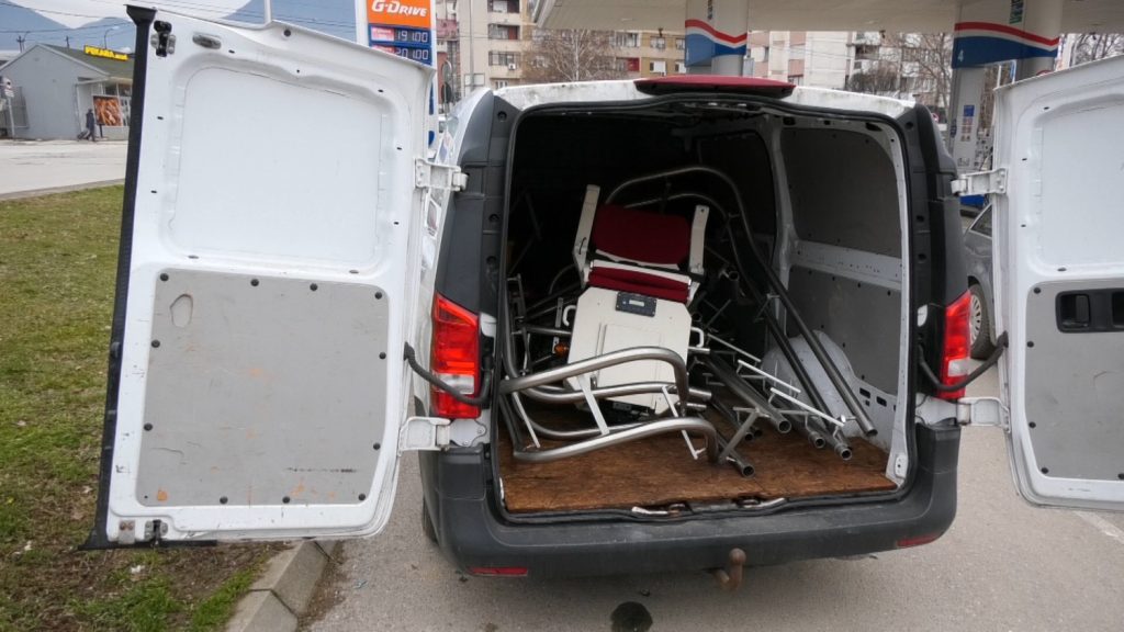 Donacija iz Nemačke u vidu lift fotelje za Vranjanca Bratislava Đurića