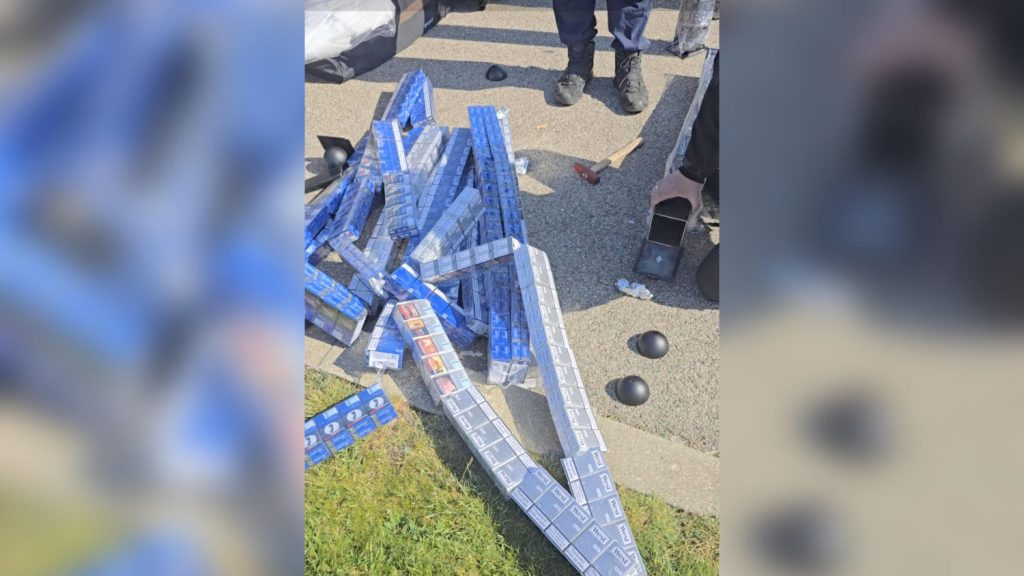 U okolini Bujanovca otkriven kombi sa preko 1000 paklica cigareta