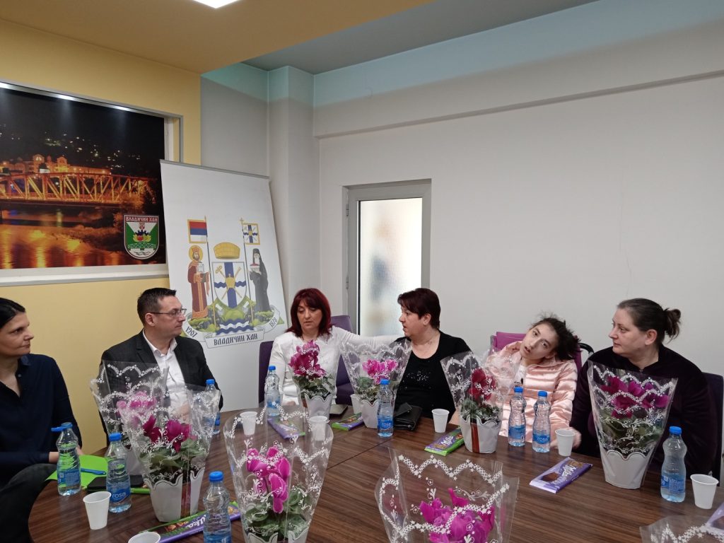 Predsednik opštine Vladičin Han Goran Mladenović uručio poklone ženama iz osetljivih grupa