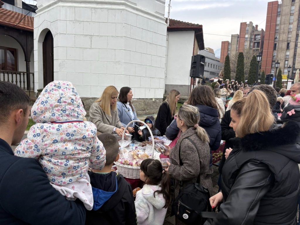 Humanitarna prodaja slatkiša za novi dom porodice Nikolov