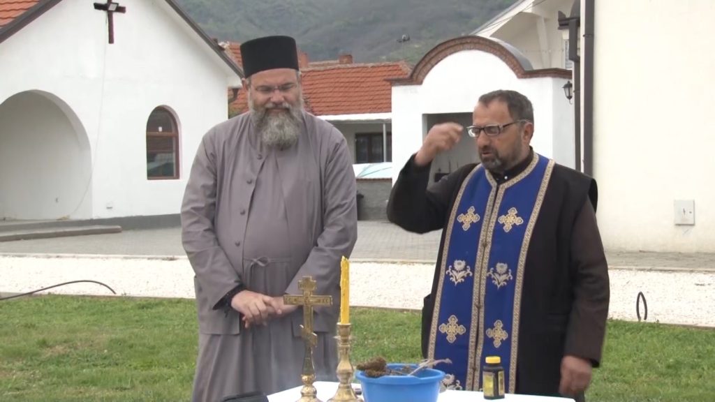 U porti hrama Svetog Đorđa u Lopardincu zasađena loza sa Hilandara