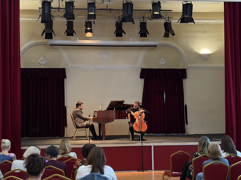 Pred vranjskom publikom koncert održao Kamerni trio sa prijateljima