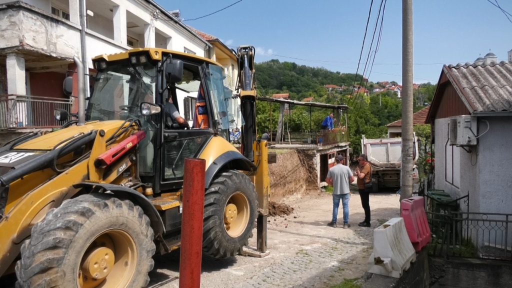 U toku radovi na rekonstrukciji potpornog zida u ulici Prvi maj u Vladičinom Hanu