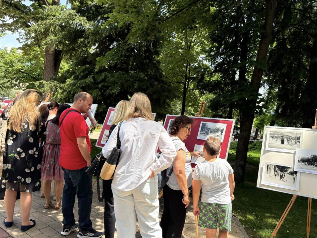 U Gradskom parku u Vranju postavljena izložba fotografija ,,Tragovima starog Vranja“