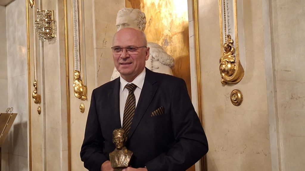 Direktoru RPK Leskovac Goranu Joviću dodeljena statueta Nikole Tesle