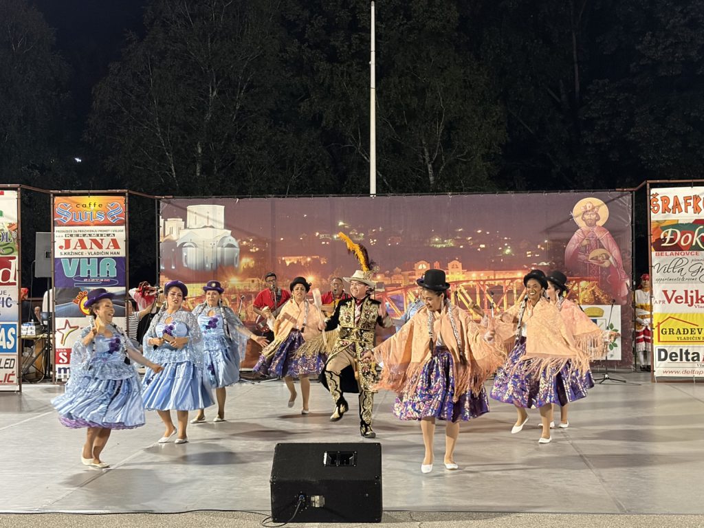 Igre iz različitih krajeva sveta obeležile početak festivala folklora u Vladičinom Hanu