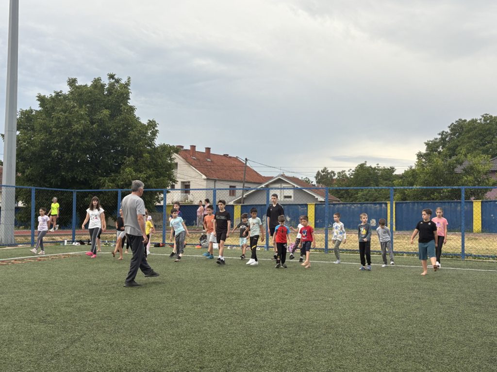 Mladi karatisti iz Vranja letnji raspust provode trenirajući na Gradskom stadionu