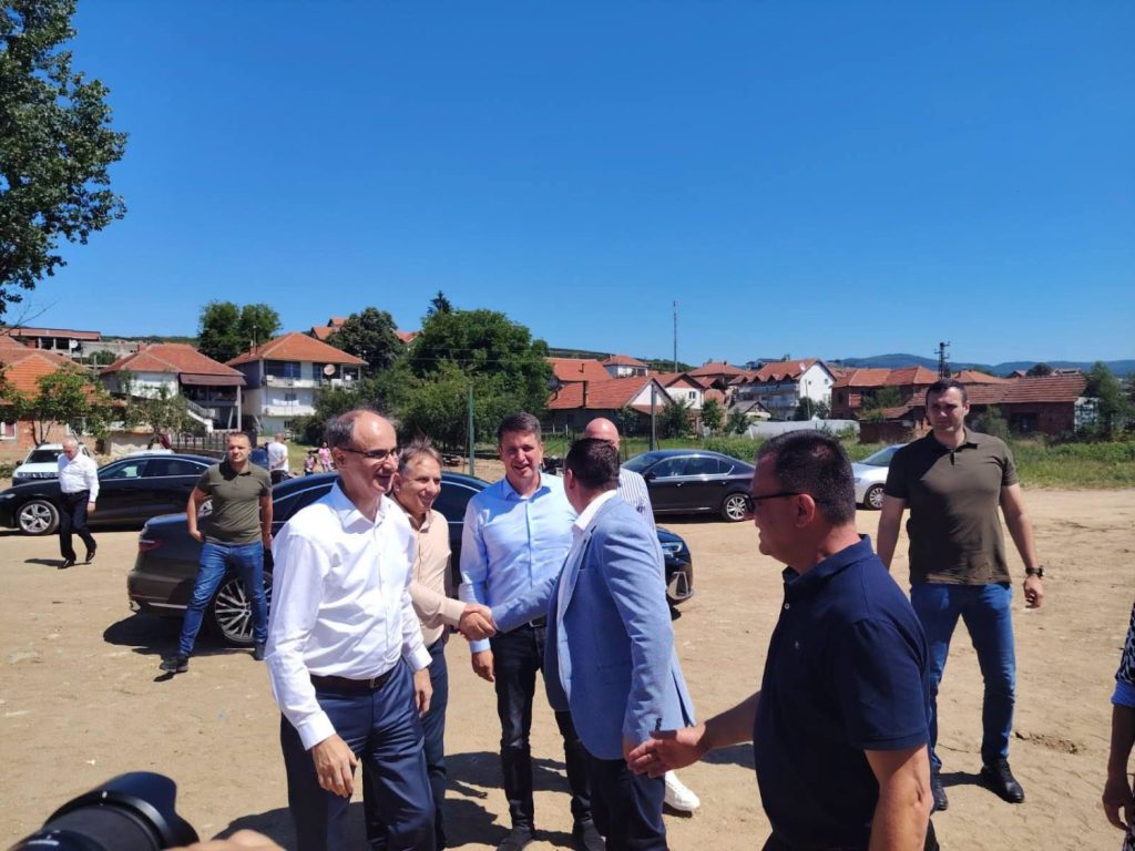 Predsednik Vlade prof. dr Đuro Macut obišao radove na uređenju korita reke Vrle u selu Prekodolce