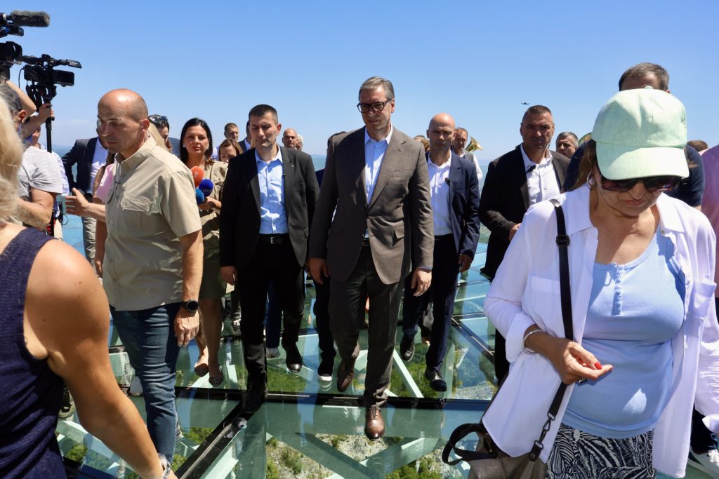 Predsednik Vučić prisustvovao otvaranju staklenog vidikovca „Kablar“ u blizini Čačka