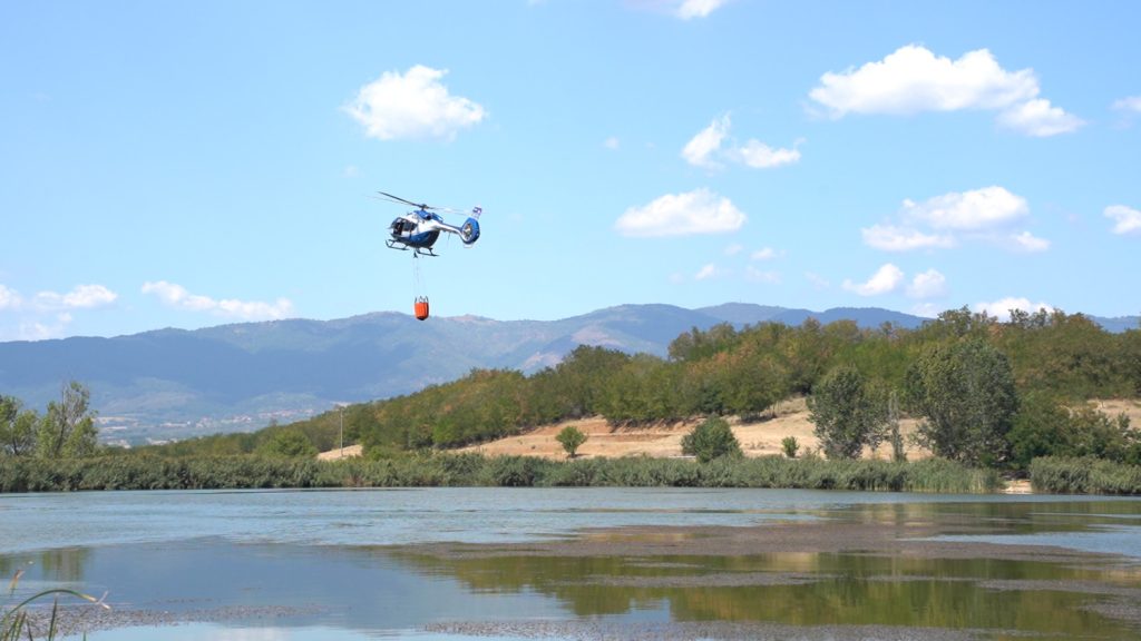 U gašenju požara u Lukovu učestvuju tri helikoptera MUP-a