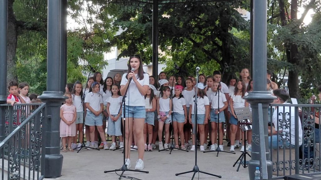 Mališani hora Muzičke škole ,,Stevan Mokranjac“ pevali pop hitove