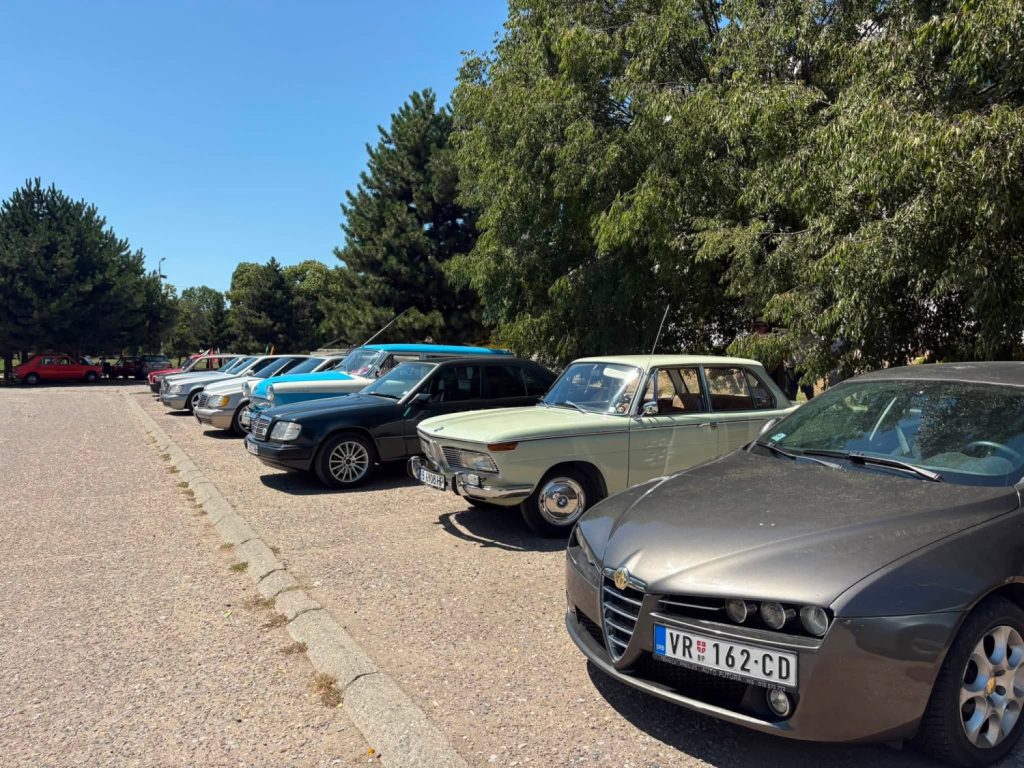Deseti po redu skup oldtajmera u Vranju okupio više od 100 vlasnika automobila