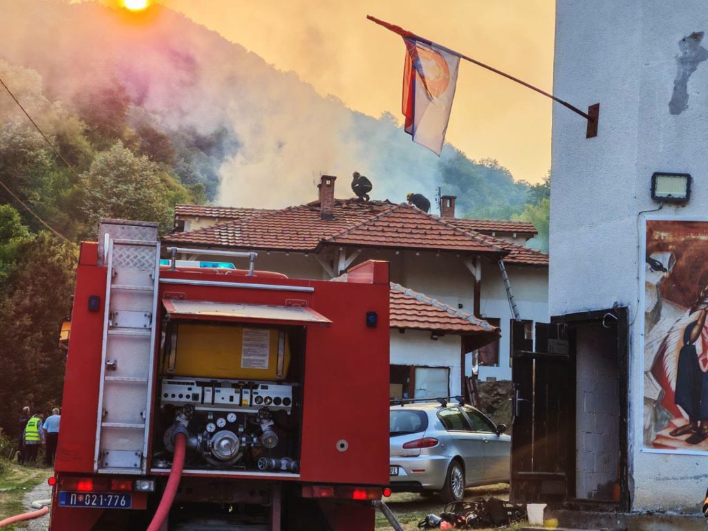 Požar u konaku manastira Svetog proroka Ilije u Kacapunu uspešno lokalizovan