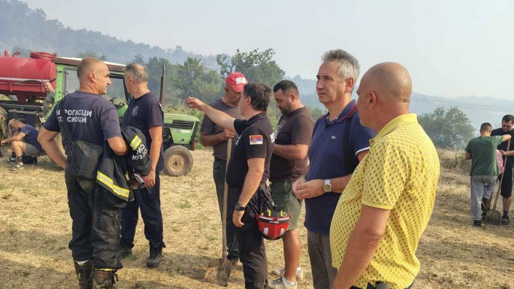 Gradonačelnik dr Milenković obilazi područja zahvaćena požarom u selima nadomak Vranja