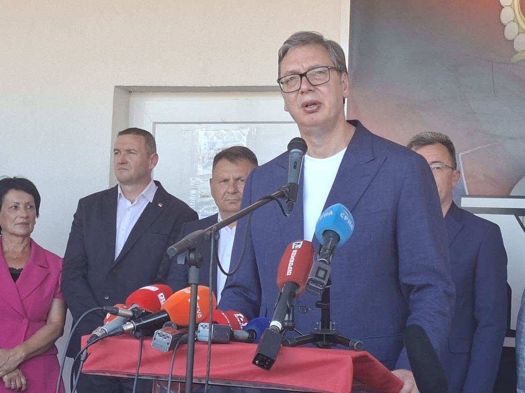 Vučić obišao pogon fabrike Jumko u Drvaru: Uložićemo još 140.000 evra u novu opremu
