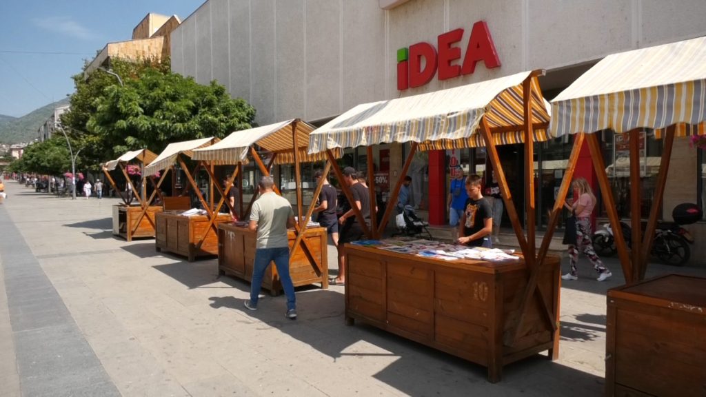 Deca organizovala uličnu prodaju udžbenika na šetalištu u centru Vranja