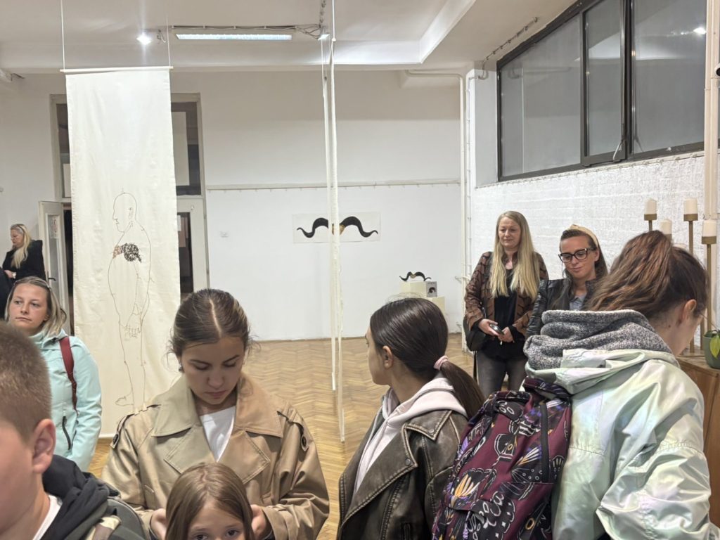 Otvorena izložba “Ko si ti” Stefana Boškoćevića u Galeriji Narodnog univerziteta