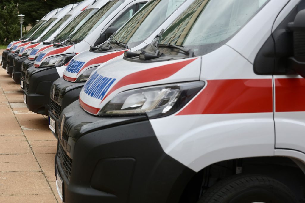 Lončar uručio 20 sanitetskih vozila predstavnicima zdravstvenih ustanova u Srbiji