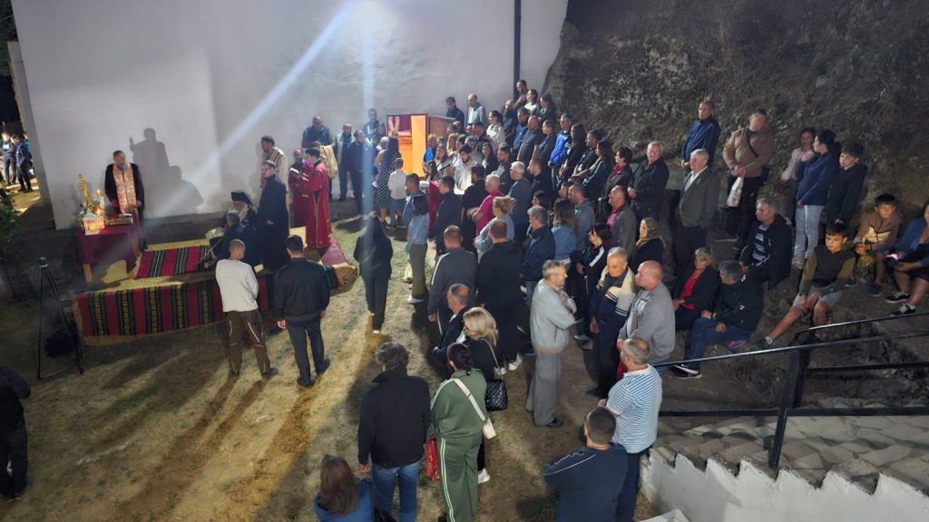 Uoči praznika Svetog Simeona Stolpnika u crkvi posvećenoj ovom svetitelju u selu Soderce služeno praznično bdenije