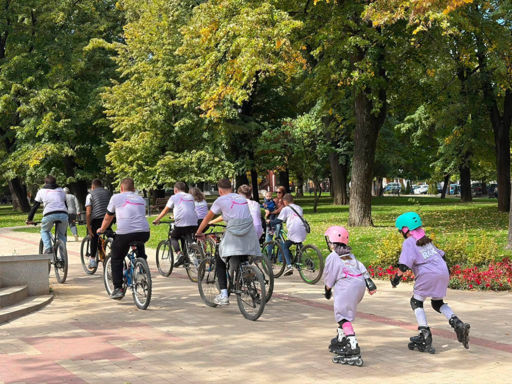 U Gradskom parku organizovana akcija „Daj pedalu raku“ u znak podrške svima koji se bore protiv ove bolesti