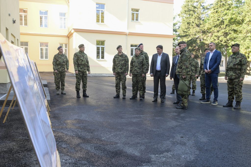 Gašić posetio kompaniju ,,Jumko“ i rekonstruisanu kasarnu u Vranju