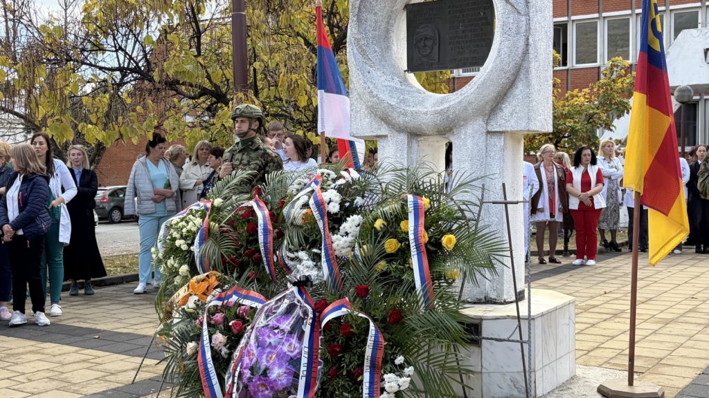 Odata počast hrabrim heroinama kraj spomenika „Žene Škotske“ u Vranju